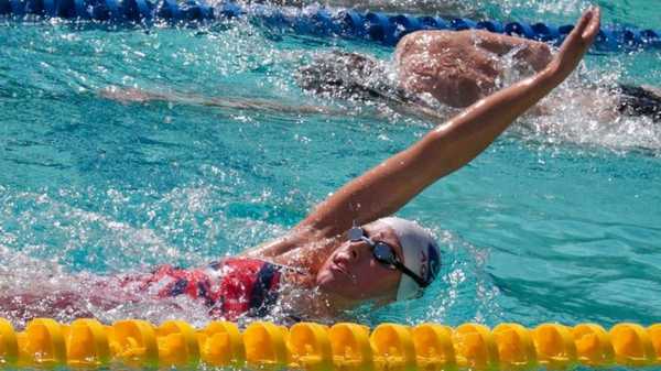 Плавание кролем на спине