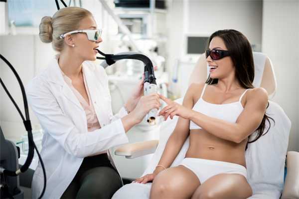Девушка решает со специалистом, какой вид лазерной эпиляции лучше.