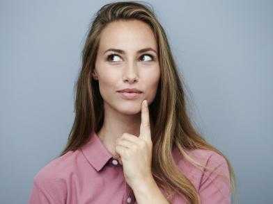 девушка размышляет, чего ей не хватает