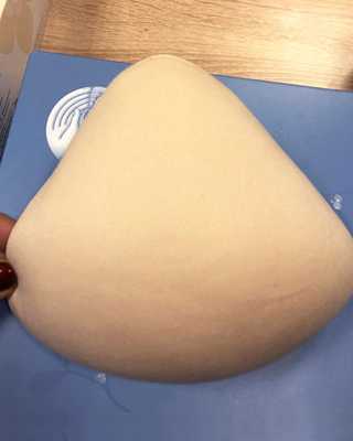 внешний вид наружного текстильного протеза после мастэктомии фирмы Amoena