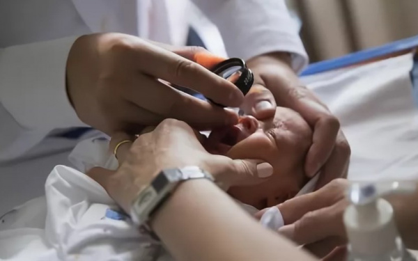 Офтальмологическое обследование новорожденного