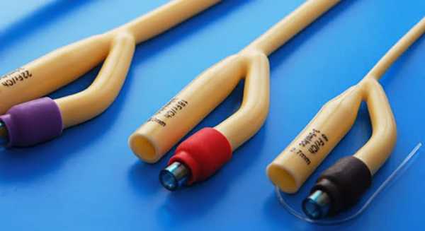 Мочевые катетеры на столе