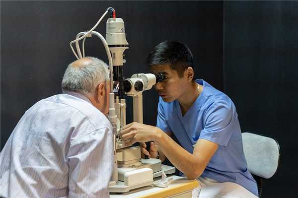 Осмотр у врача-офтальмолога