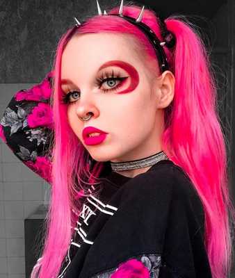 брови красного цвета