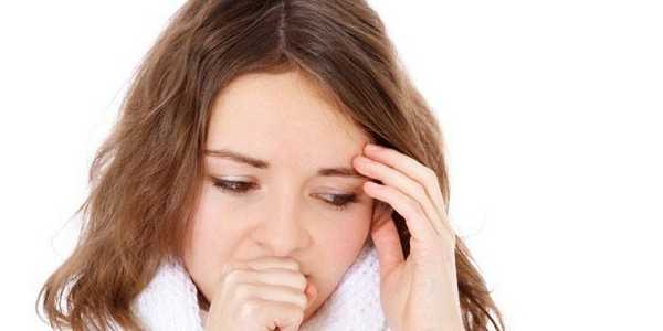 Девушка кашляет