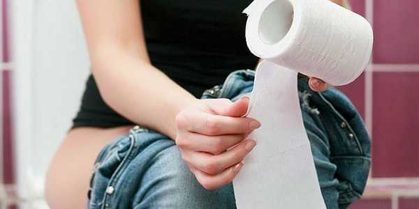 Девушка с туалетной бумагой