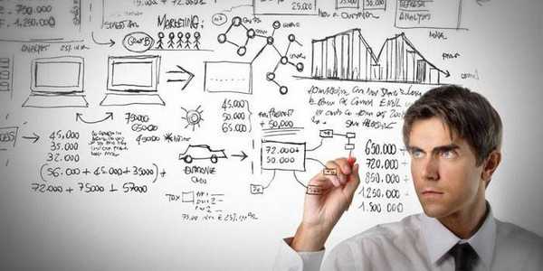 Мужчина пишет