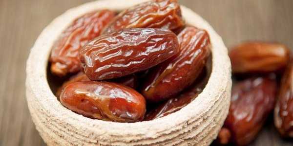 Финики в тарелке