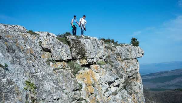 Туристы на территории пещерного города Мангуп в Бахчисарайском районе Крыма