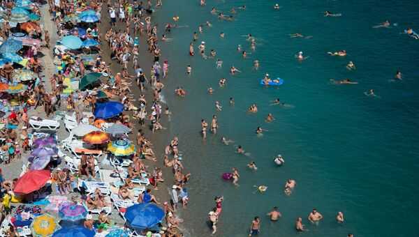 Отдыхающие на пляже в Симеизе