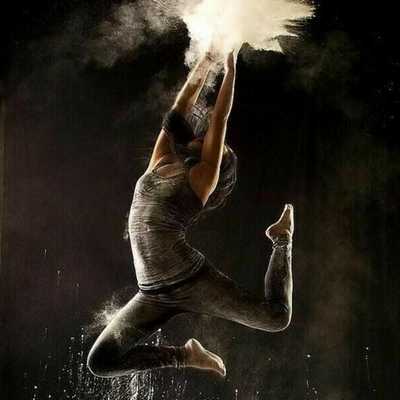 девушка в прыжке