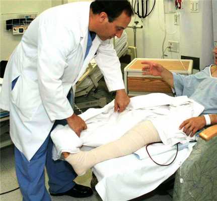 Оперированная конечность обмотана эластичным бинтом.