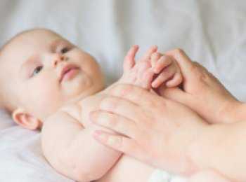 Проблемы пищеварения у младенцев: колики у новорожденных, запоры, срыгивания