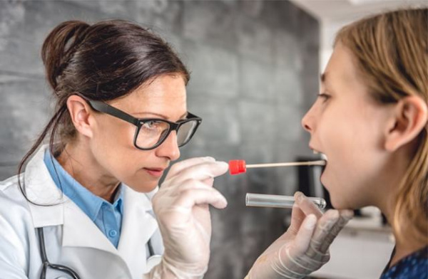 Взятие мазка со слизистой горла