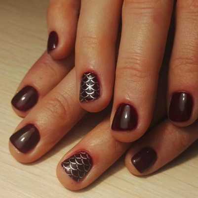 маникюр с серебряной полоской