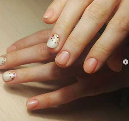 конфетти на ногтях