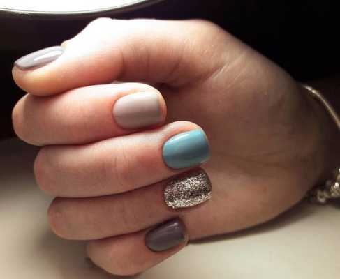 маникюр с голубым лаком