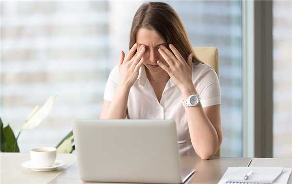 При обострении дальнозоркости могут возникать головные боли