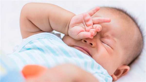 малыш постоянно трет их и проявляет беспокойство