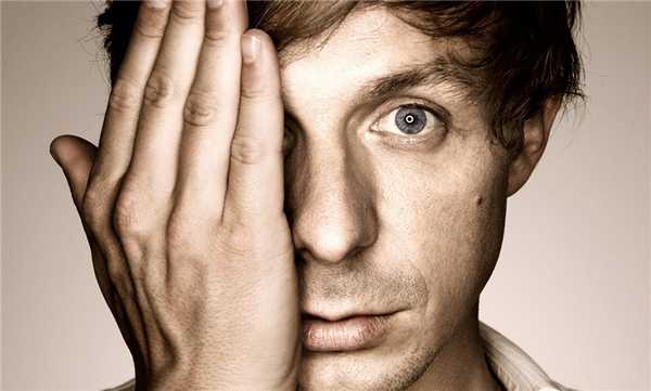 главный признак, на который стоит обратить внимание, — сложности при попытке двигать глазами