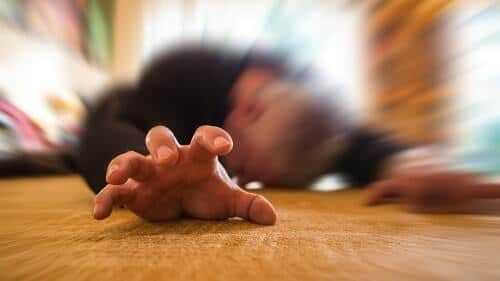 Мужчина упал в приступе эпилепсии