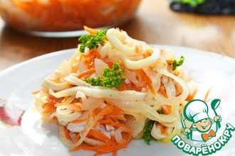 Рецепт: Салат c кальмарами и маринованным луком