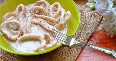 Тушки кальмаров в соусе из сметаны с зирой