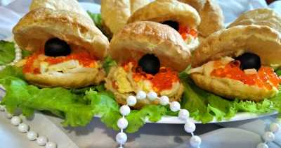 Закуска из слоеного теста Черный жемчуг с кальмаром