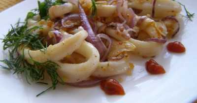 Кальмары в сухарях жареные с чесноком и луком