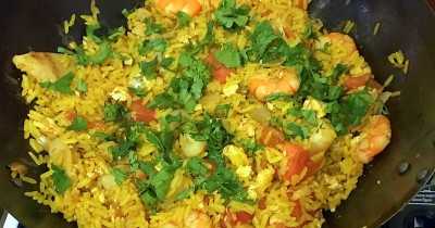 Жареный рис с морепродуктами по-тайски на сковороде вок