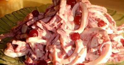 Салат с кальмарами под клюквенным соусом