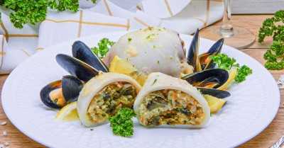 Кальмары фаршированные грибами рисом и сыром в духовке