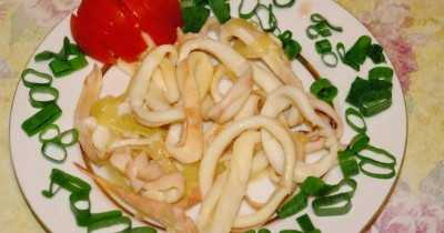 Кальмары с луком и чесноком