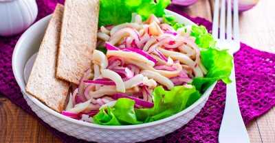 Салат с маринованными кальмарами и луком