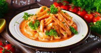 Кальмары в сметане с луком