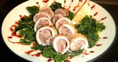 Кальмары фаршированные мясом и сушеными грибами на сковороде