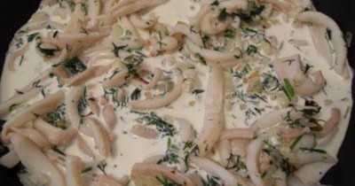 Кальмары тушенные в сметане