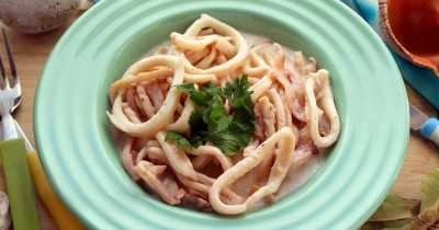 Кальмары в соусе с петрушкой на сливках со специями