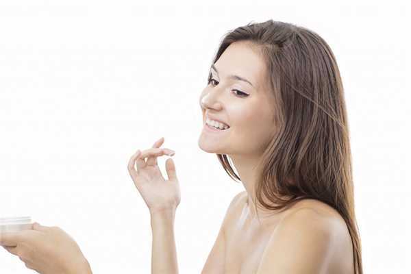 девушка на процедуре криолифтинга 