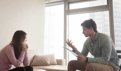 Приступ ВСД у девушки парень открыл окно успокаивает