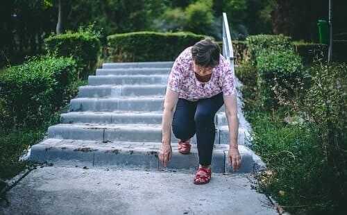 Женщина с приступом гипотензии потеряла равновесие