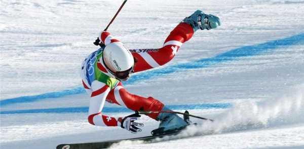 Резкие неестественные развороты коленного сустава относительно голеностопа провоцируют разрыв передней крестообразной связки.