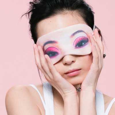 Девушка прижимает к лицу маску для глаз