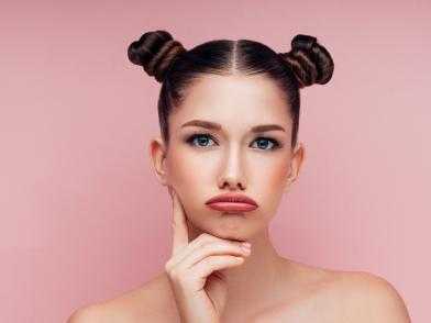 Девушка с красивым лицом озадачена проблемами кожи