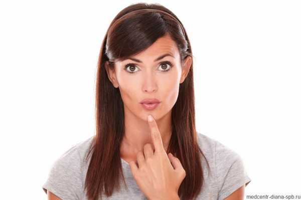 Женщина пьет таблетки