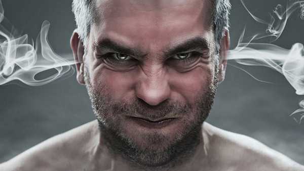 Мужчина ведет себя агрессивно