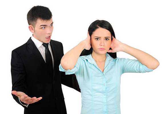 Мужчина ведет себя агрессивно