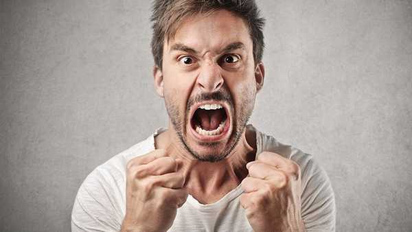 Мужчина ведет себя агрессивно