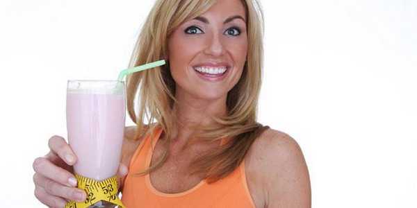 Девушка и молочный коктейль