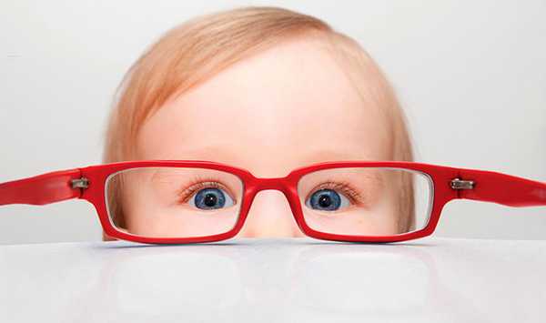 зрение проверяют с момента рождения